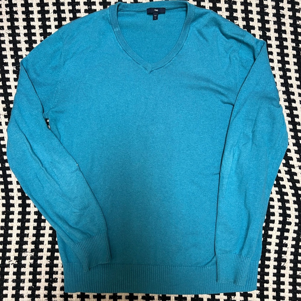 Gap v-neck blue size large sweater